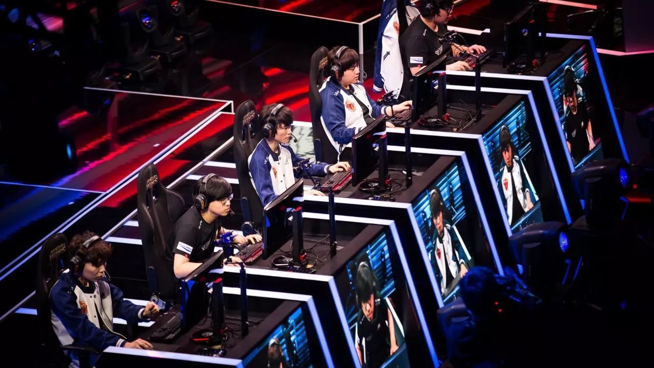 LPL 今天的结果： Anyone's Legend 连续赢得三场比赛，作为A组第一晋级下一轮。 EDward Gaming 明天将面对 LNG Esports 。